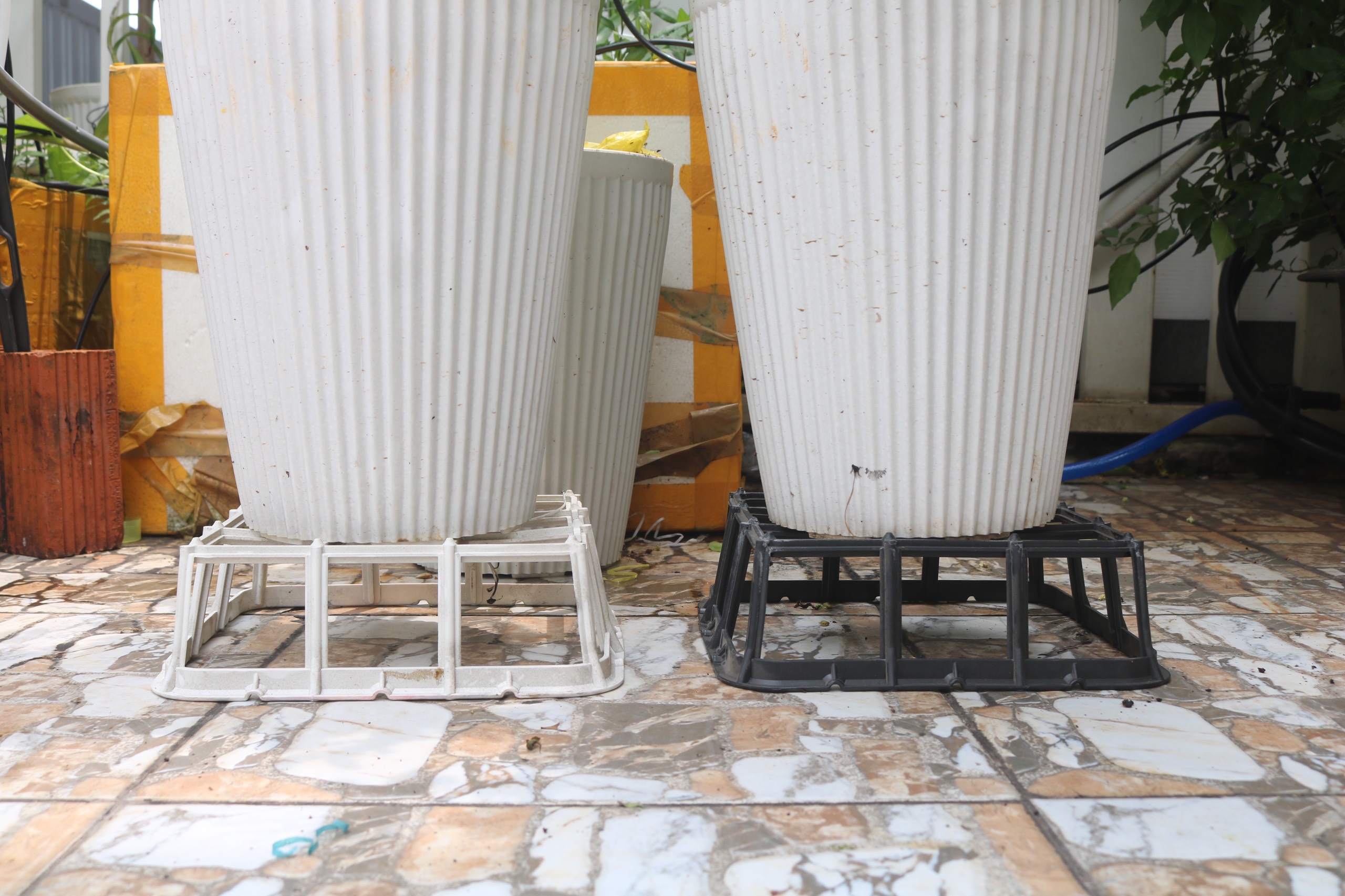 CHÂN ĐẾ NHỰA KÊ TÚI GIÁ THỂ nhà màng nhà kính 20 × 18 × 8cm màu trắng