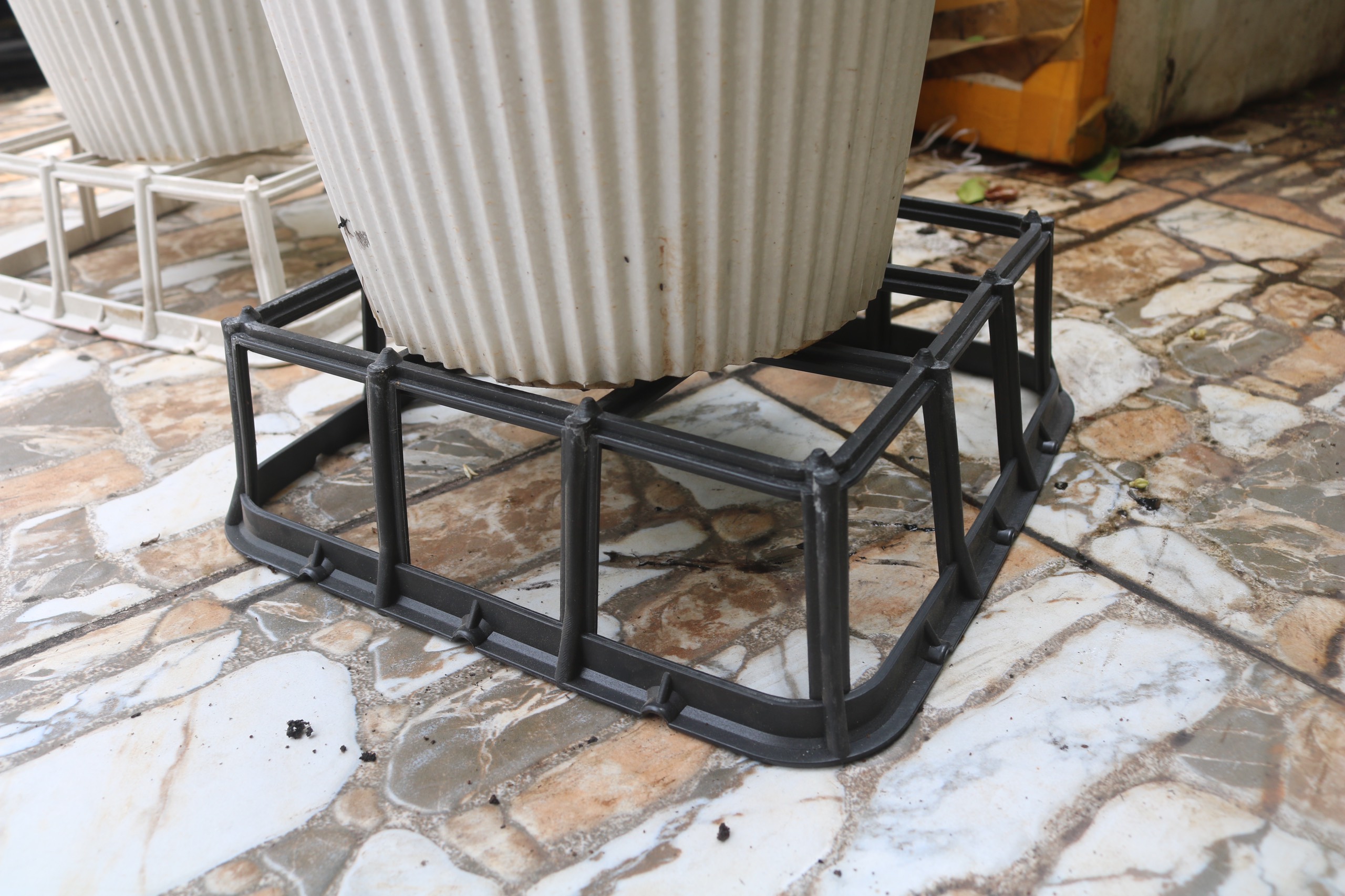 CHÂN ĐẾ NHỰA KÊ TÚI GIÁ THỂ nhà màng nhà kính 20 × 18 × 8cm màu trắng - Ảnh 2